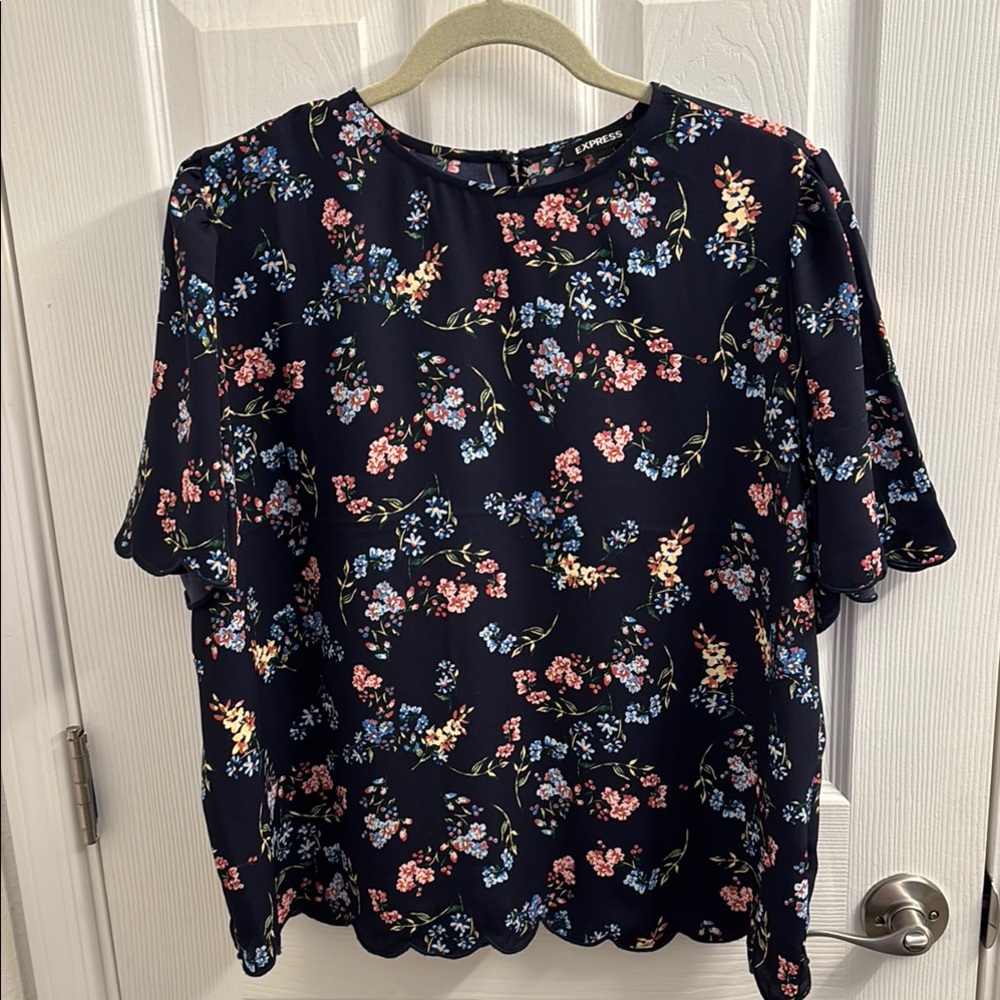 Women's EXPRESS Floral Short Sleeve Scalloped edge Top/Blouse Size XL- Sassy